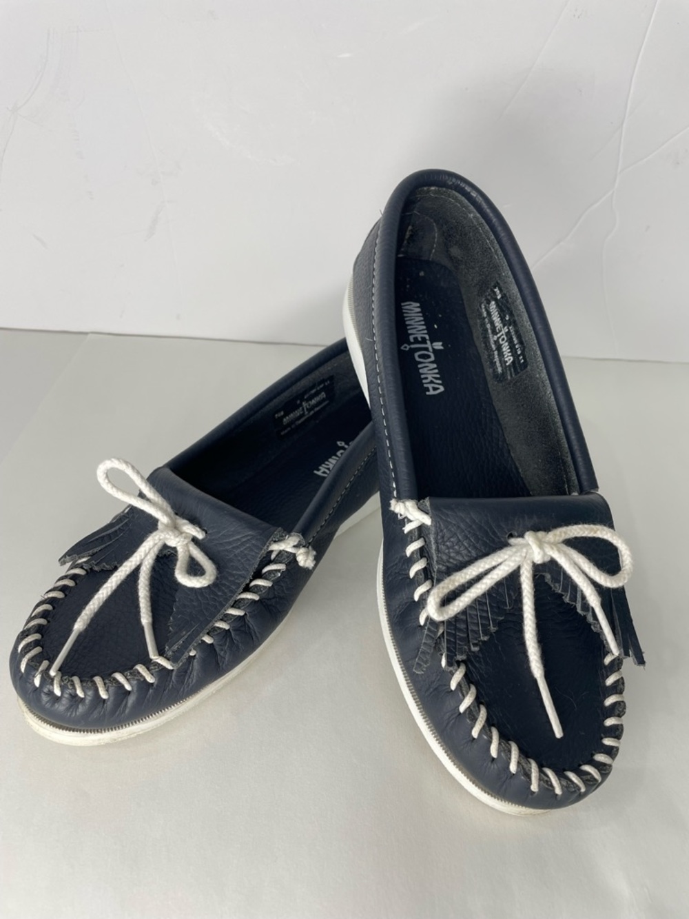 Minnetonka Moccasins Navy Blue 9 290 Women’s Leather White Laces Loafers
